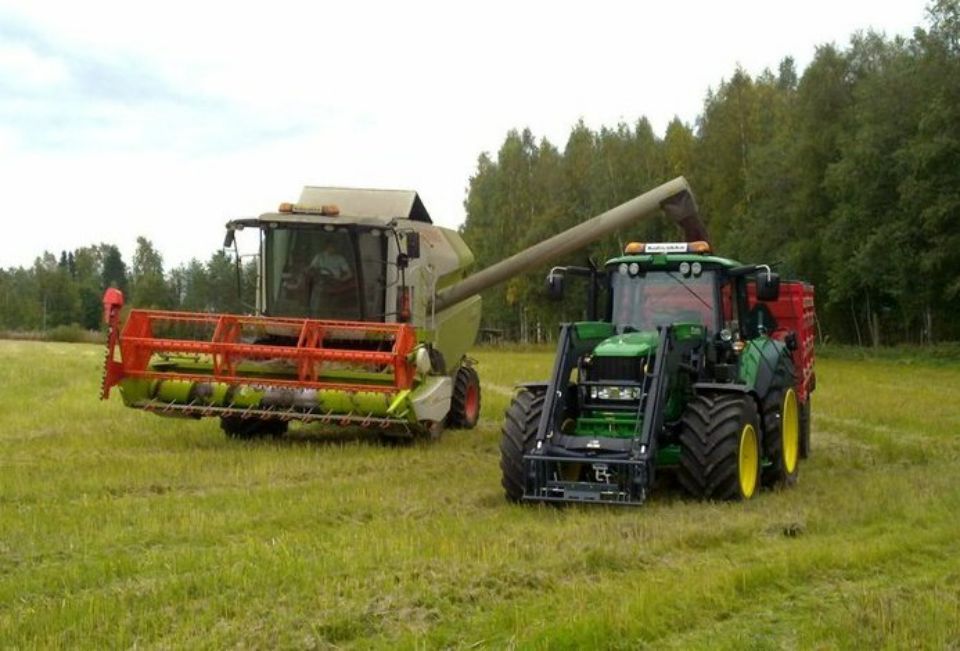 Traktori pellolla, Kohvakan Koneasema Oy, Mikkeli